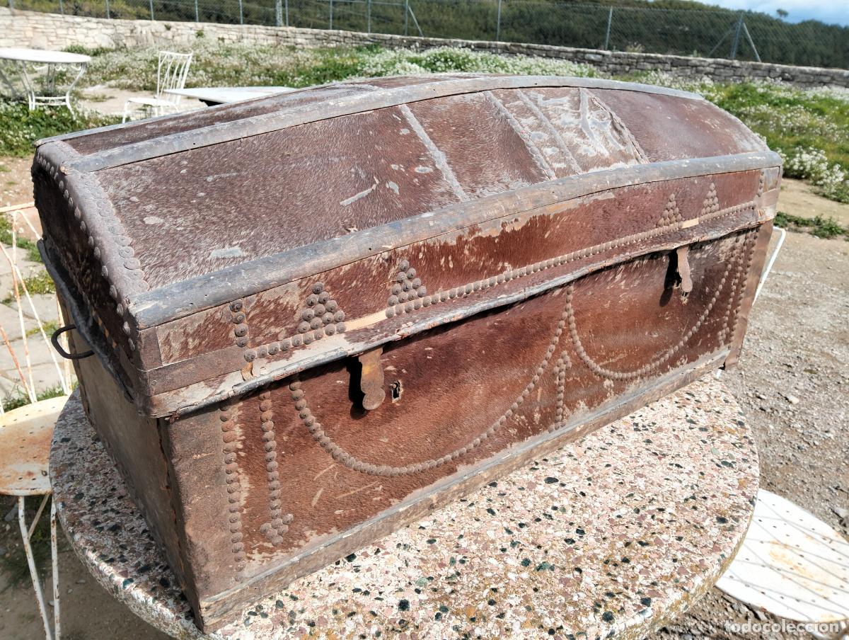 Antig&uuml;edades: Gran ba&uacute;l antiguo de madera cuero piel y tachuelas con dibujos grande herrajes forjados S.XIX