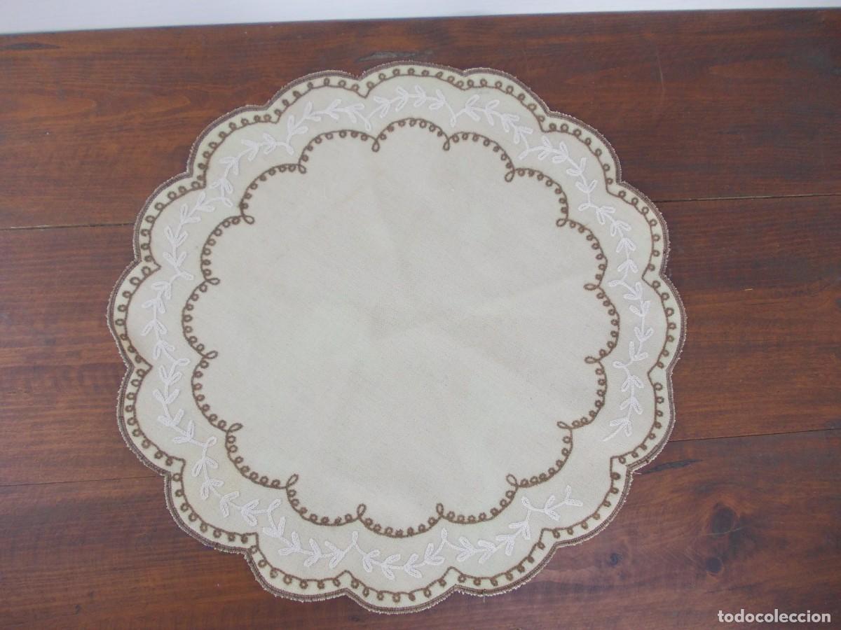 Antig&uuml;edades: Tapete bordado vintage encaje artesanal beige decoraci&oacute;n retro textil antiguo hogar