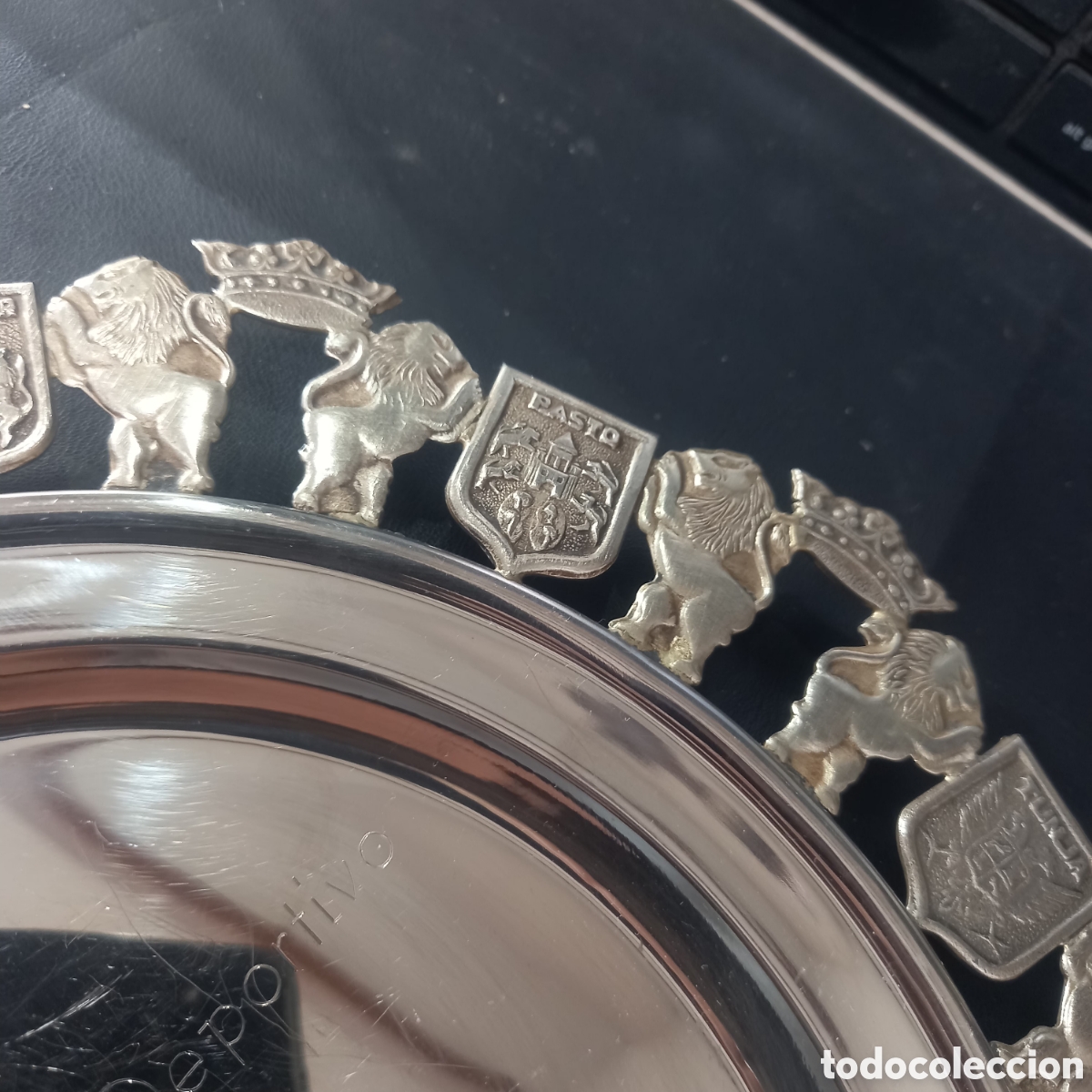 Antig&uuml;edades: ANTIGUA BANDEJA METALICA COLOR PLATA CON ESCUDOS LEONES Y CORONAS REALES ESCUDO LEON CORONA