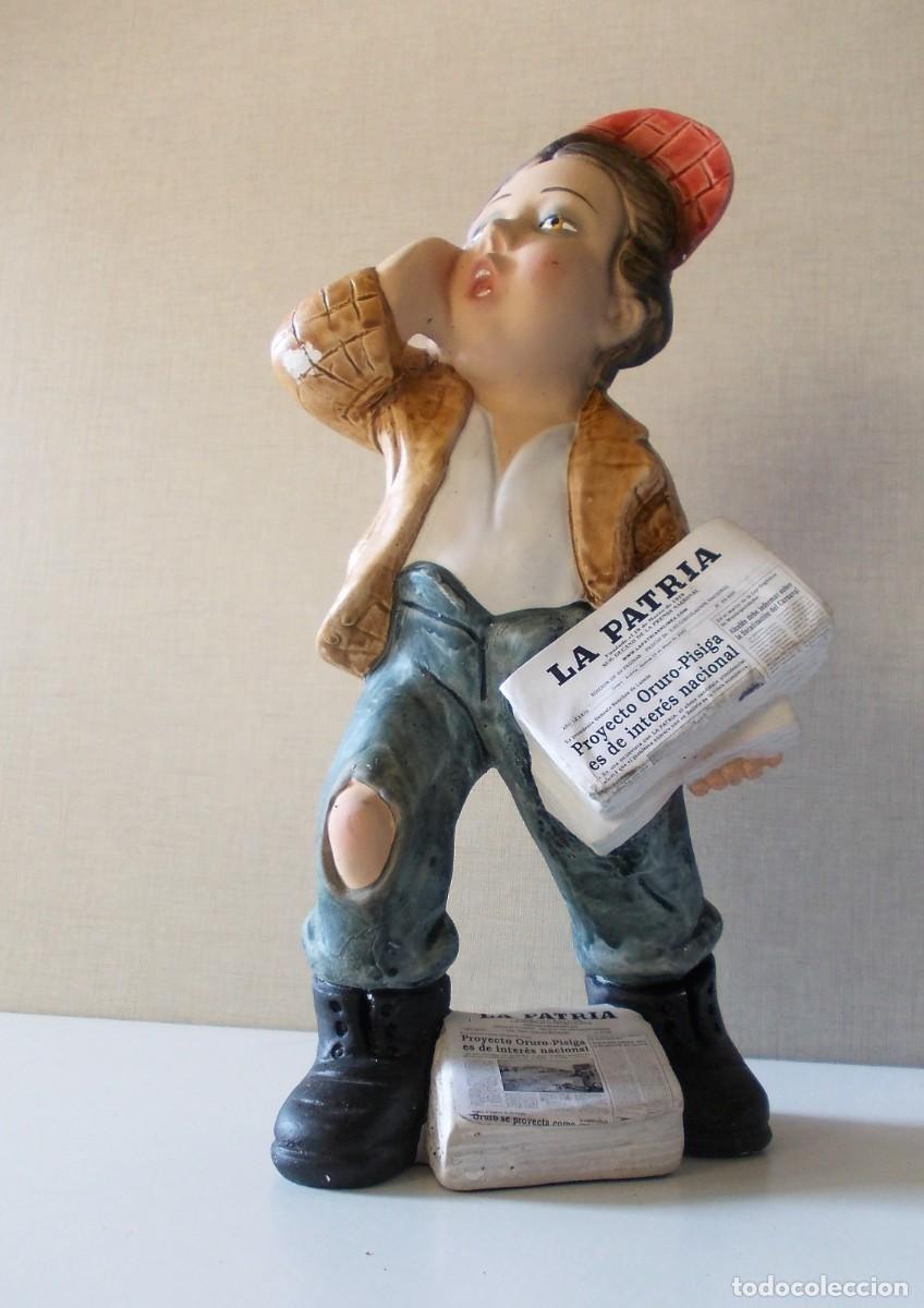 Antiquit&eacute;s: Figura vintage de voceador de peri&oacute;dicos LA PATRIA. Escultura artesanal decoraci&oacute;n