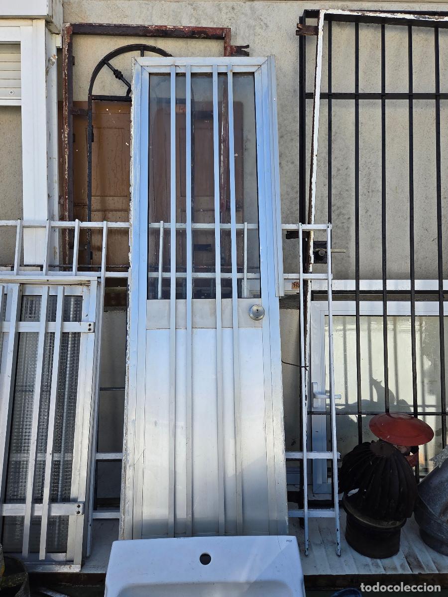 Antig&uuml;edades: puerta de aluminio vintage - Foto 1