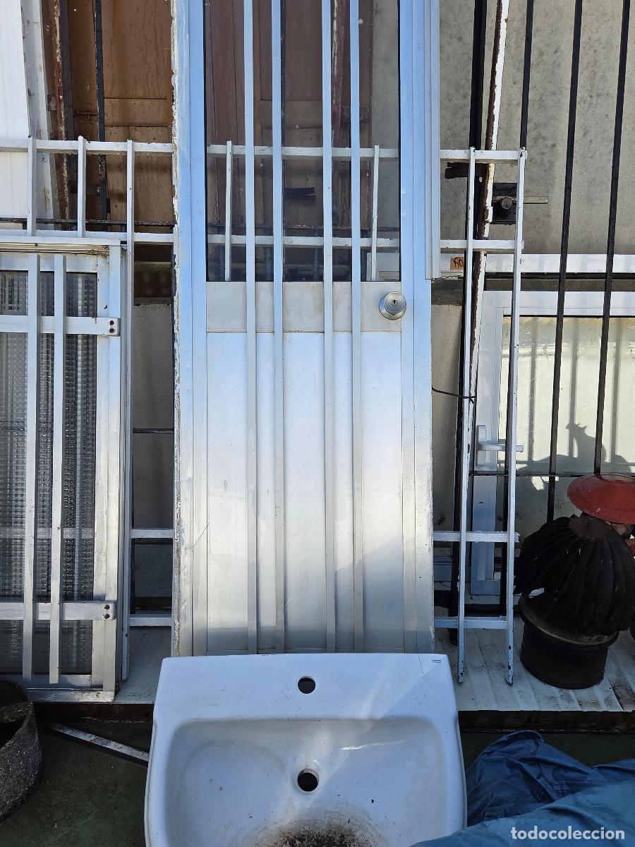 Antig&uuml;edades: puerta de aluminio vintage - Foto 2