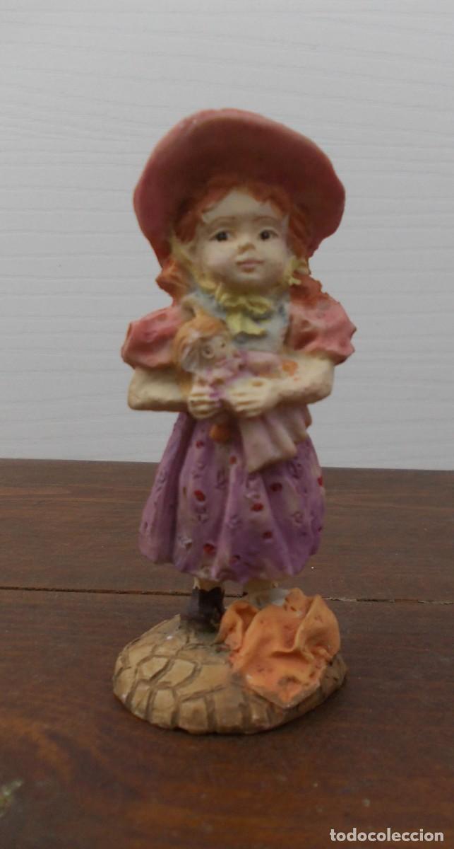 Antig&uuml;edades: Figura vintage de ni&ntilde;a con sombrero rosa. Escultura decorativa en resina