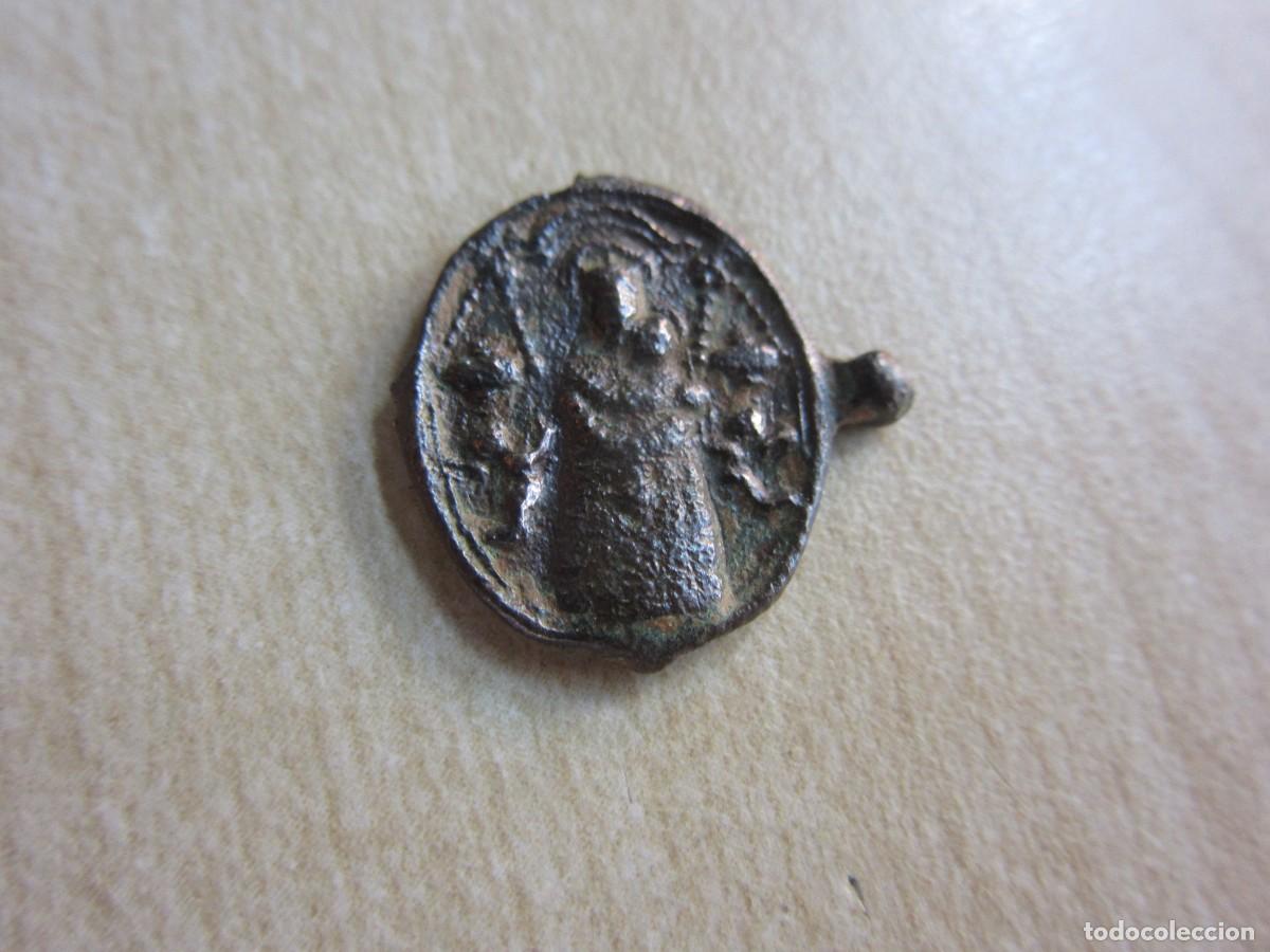 Antiques: Curiosa medalla de la Virgen de Loreto y Cristo Bronce S XVI Medidas 1,5 x 1,5 cm