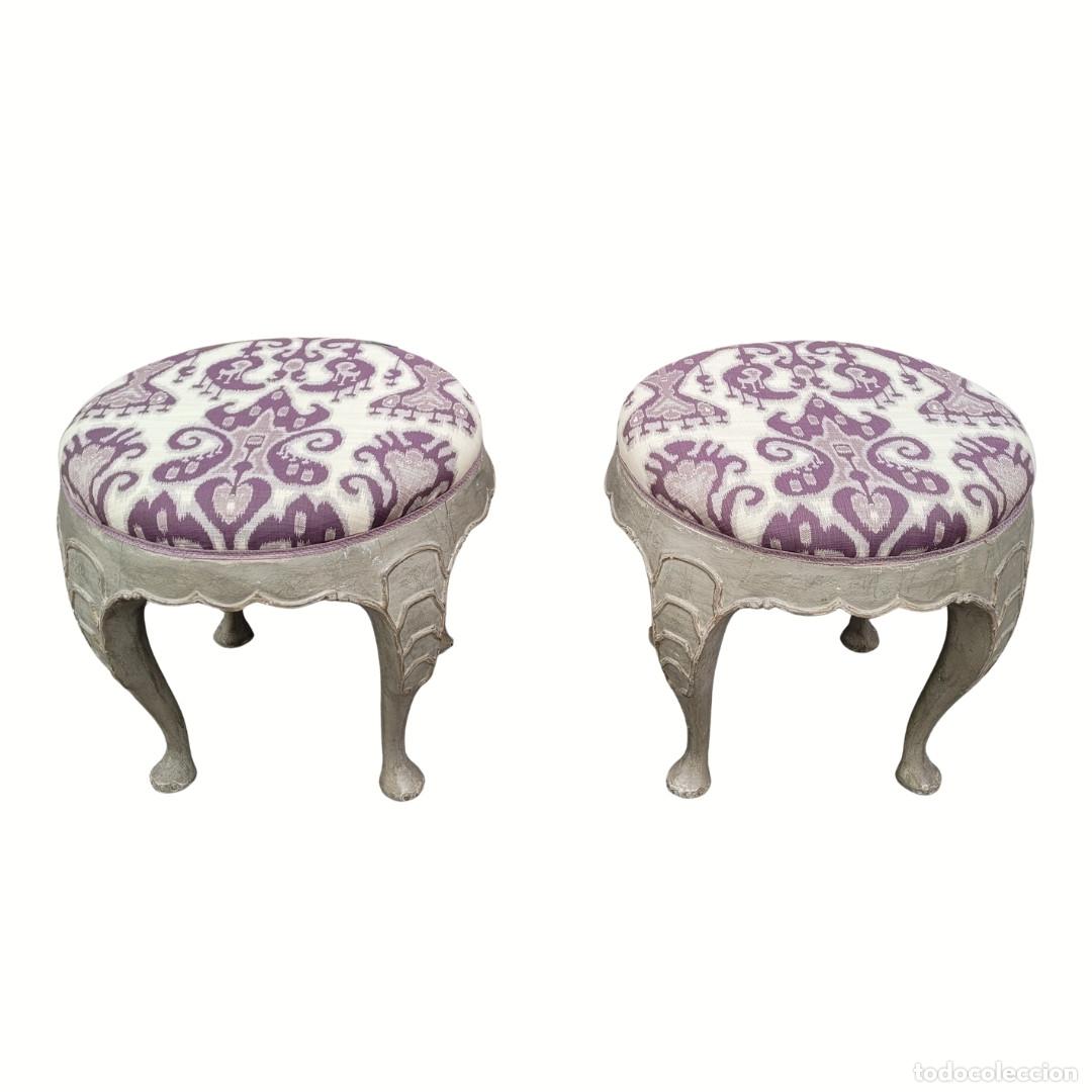 Antig&uuml;edades: Pareja de banquetas / otomanas, madera tallada y policromada, barroco, s. XVIII &ndash; Suecia