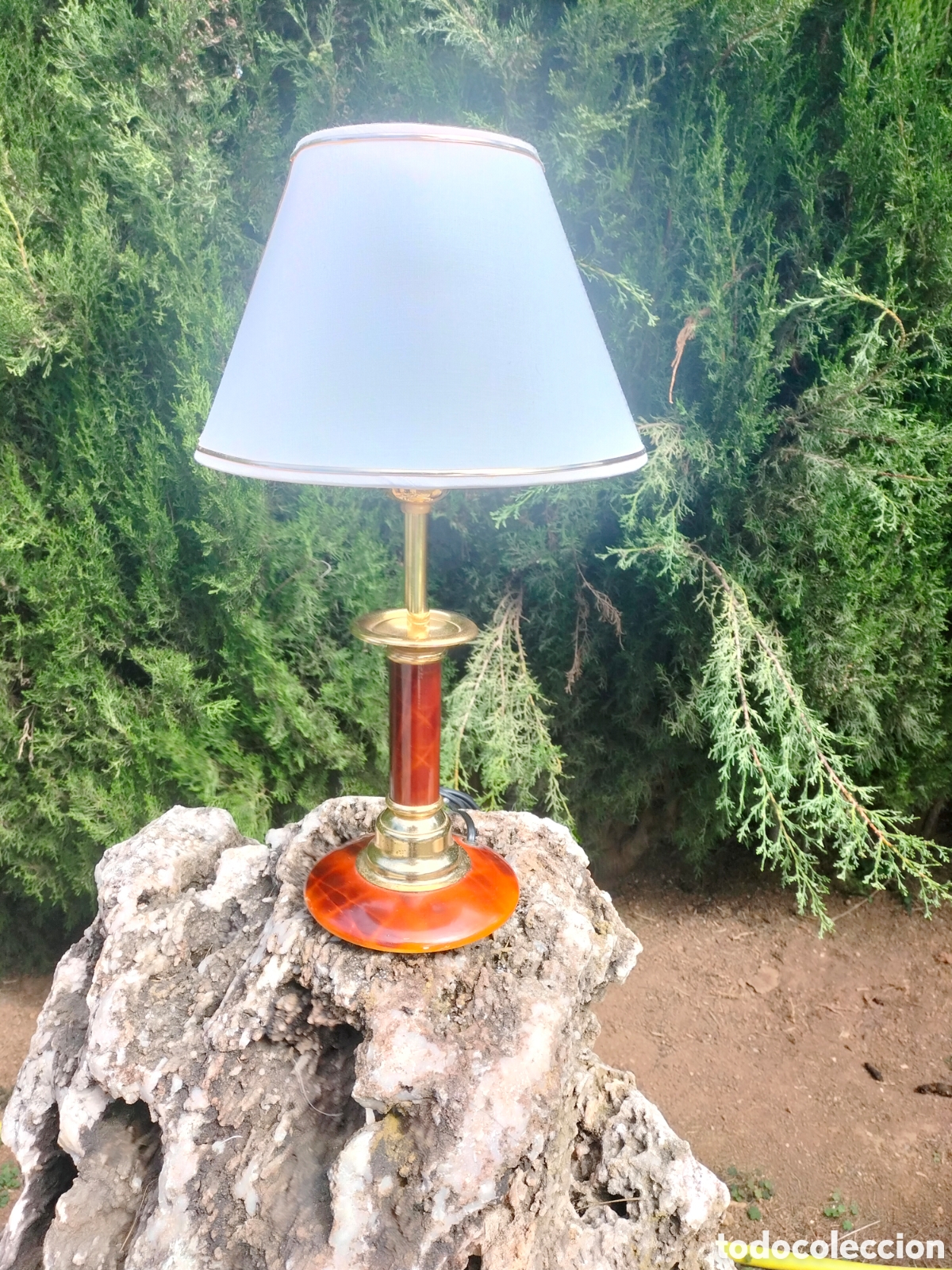 Antig&uuml;edades: LAMPARA DE SOBREMESA - LATON Y SIMIL MADERA - DE MEDIA PANTALLA PARA MUEBLES ESTRECHOS