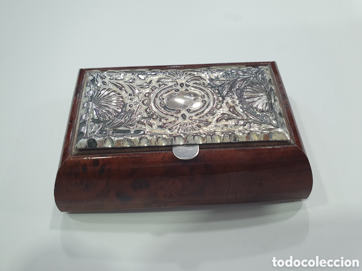 Antiguidades: Cajita con l&aacute;mina en plata de ley. (L61)