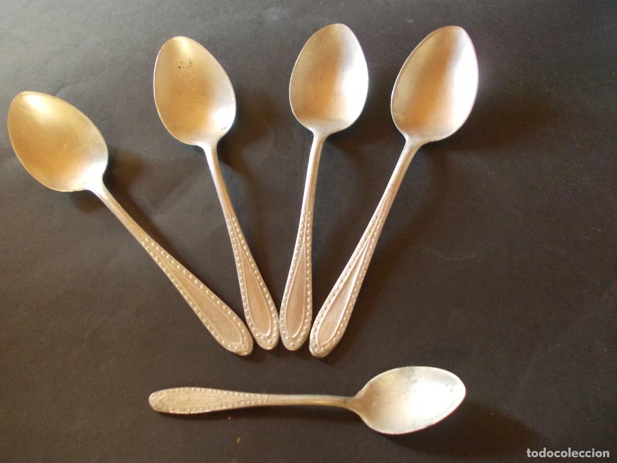 Antig&uuml;edades: Lote cucharas met&aacute;licas antiguas cuberter&iacute;a vintage dise&ntilde;o punteado utensilios retro cocina antigua