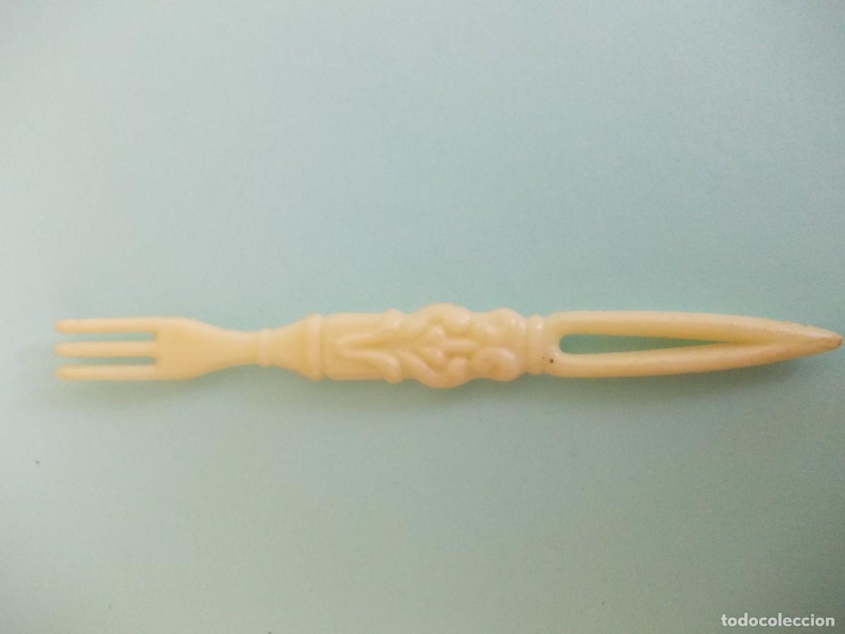 Antig&uuml;edades: Tenedor pl&aacute;stico vintage utensilio decorativo dise&ntilde;o ornamental cuberter&iacute;a retro pieza antigua