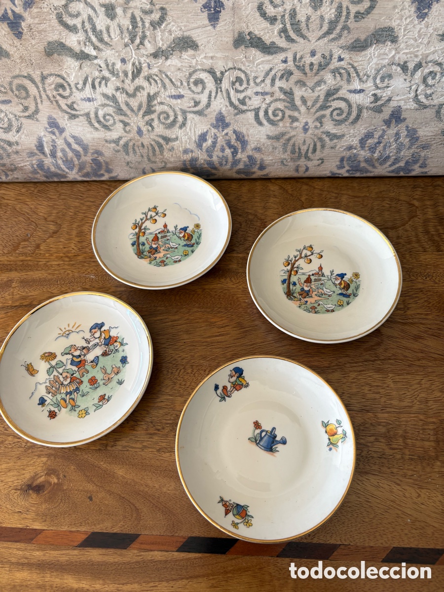 Antig&uuml;edades: Lote de 4 platos de porcelana decorada con escenas infantiles y filo dorado, en buen estado general