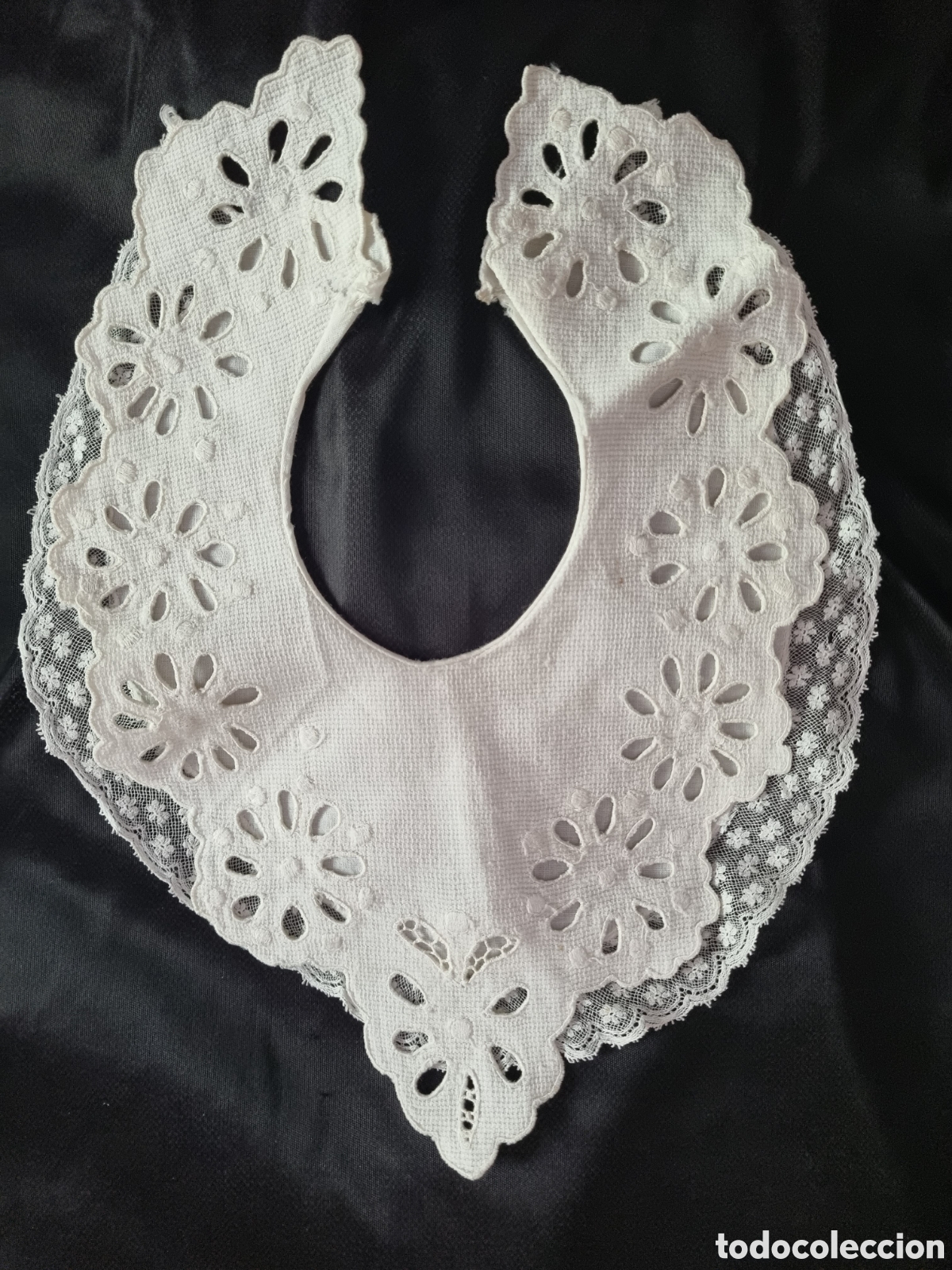 Antig&uuml;edades: Antiguo babero bordado y puntilla con dos capas. Precioso.