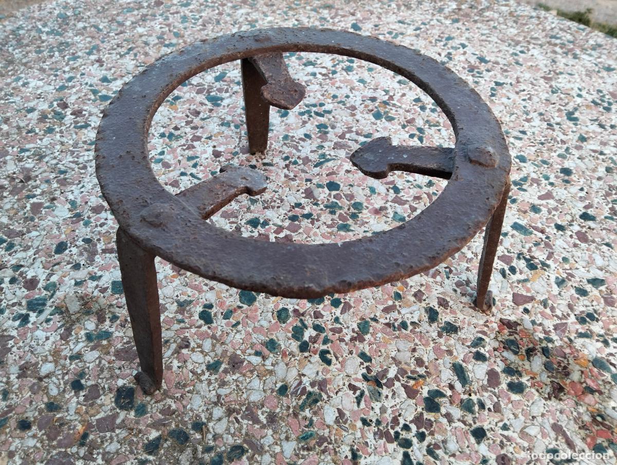 Antiquit&auml;ten: Antiguo tres pies de hierro forjado para sujetar caldero o olla sart&eacute;n antigua soporte a&ntilde;os 20-30