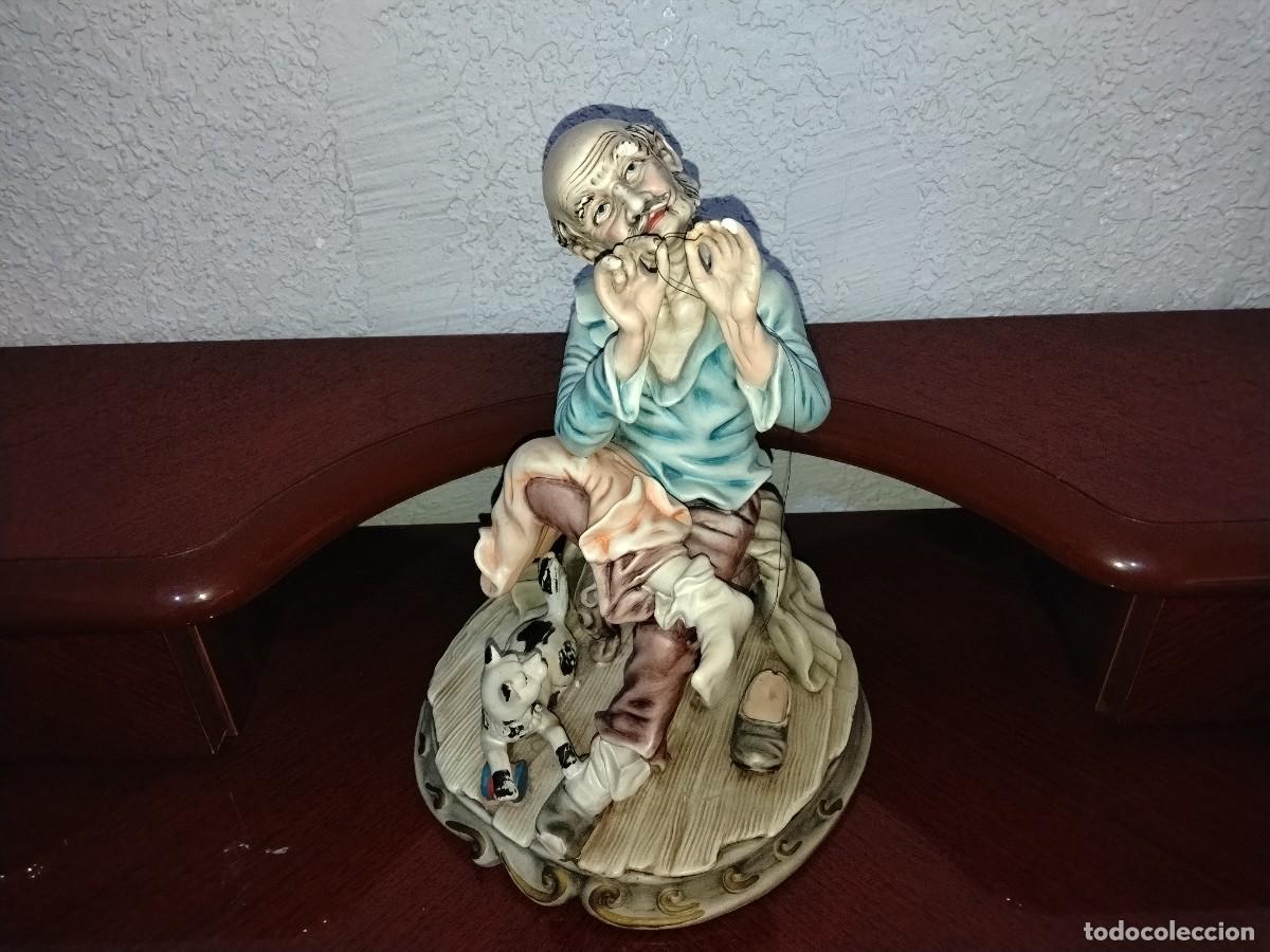 Antiguidades: FIGURA DE PORCELANA ABUELO COSTURERO (21,5 x 32 x 22 cm)