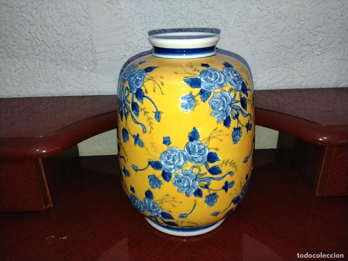 Antig&uuml;edades: JARRON EN COLOR AMARILLO Y DISE&Ntilde;O FLORAL - 28 cm