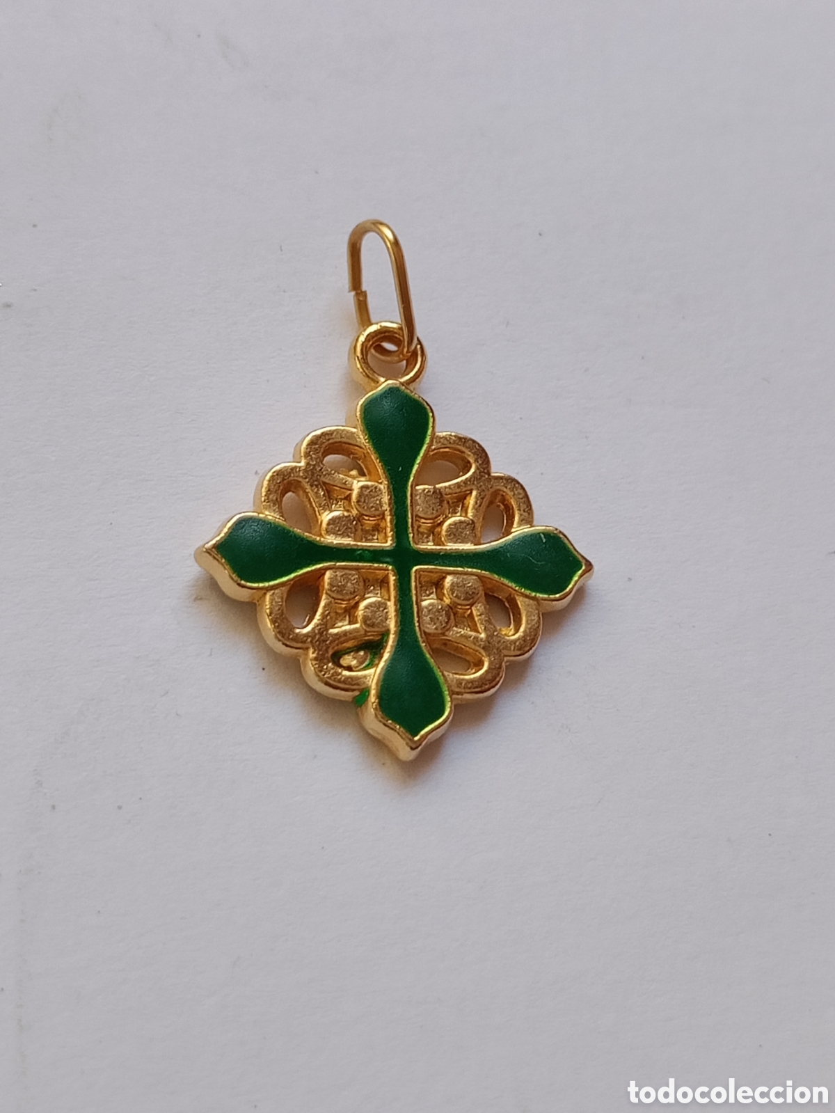 Antig&uuml;edades: Medalla colgante cruz Alc&aacute;ntara dorado y esmalte verde