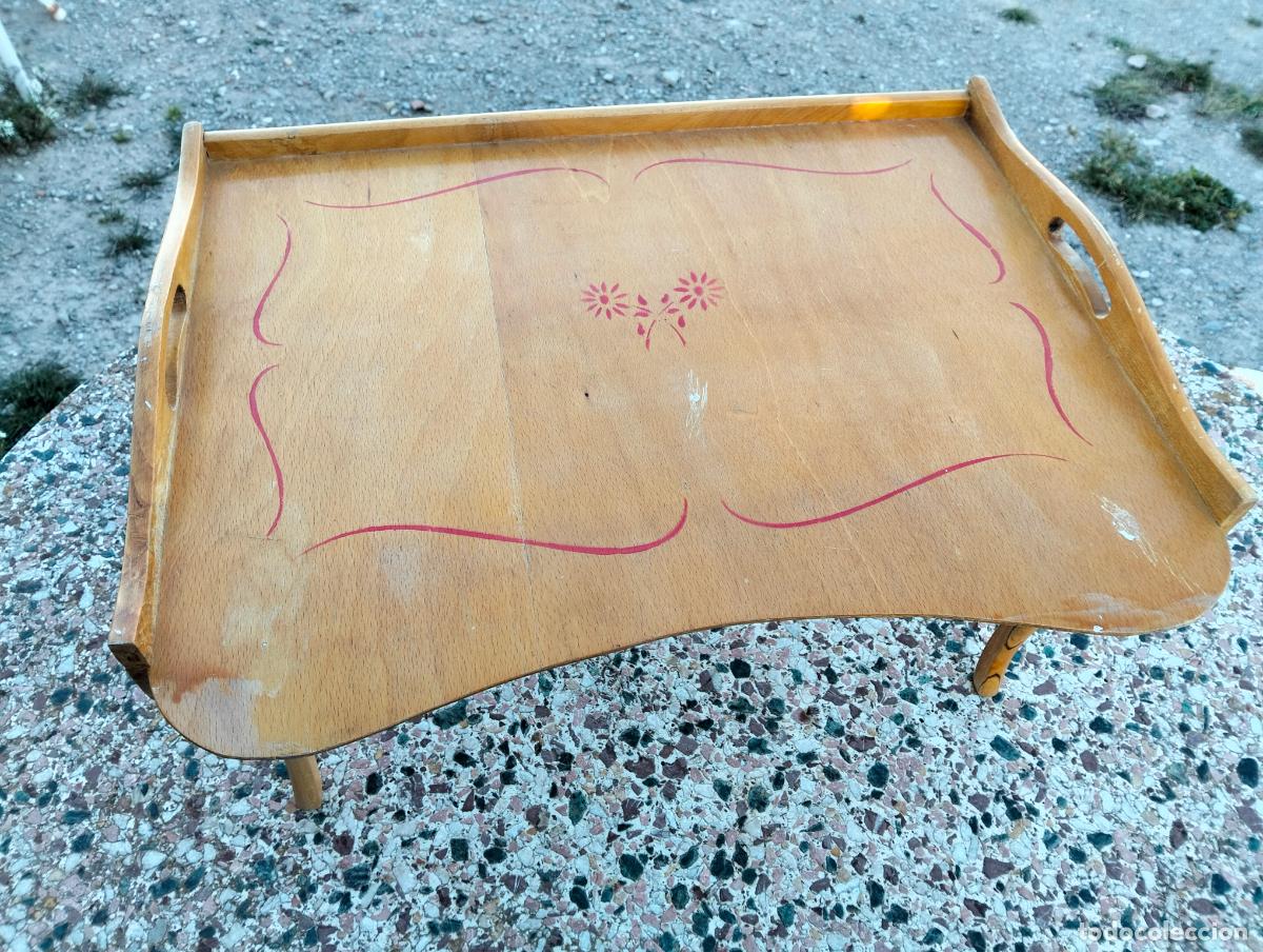 Antiques: Antigua bandeja de madera pintada con flores y patas plegables para cama o sof&aacute; a&ntilde;os 60