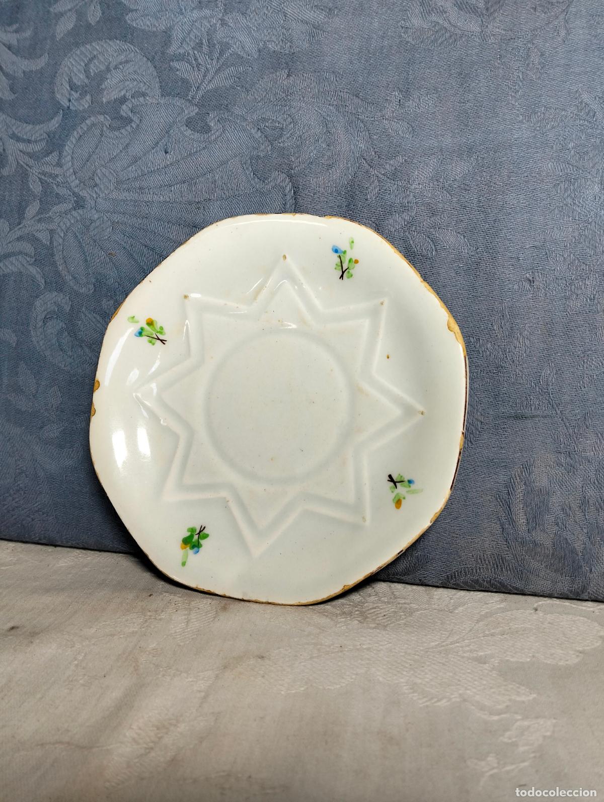 Antiguidades: Antiguo plato de caf&eacute; peque&ntilde;o de porcelana cer&aacute;mica blanco flores pintadas 16cm aprox di&aacute;metro