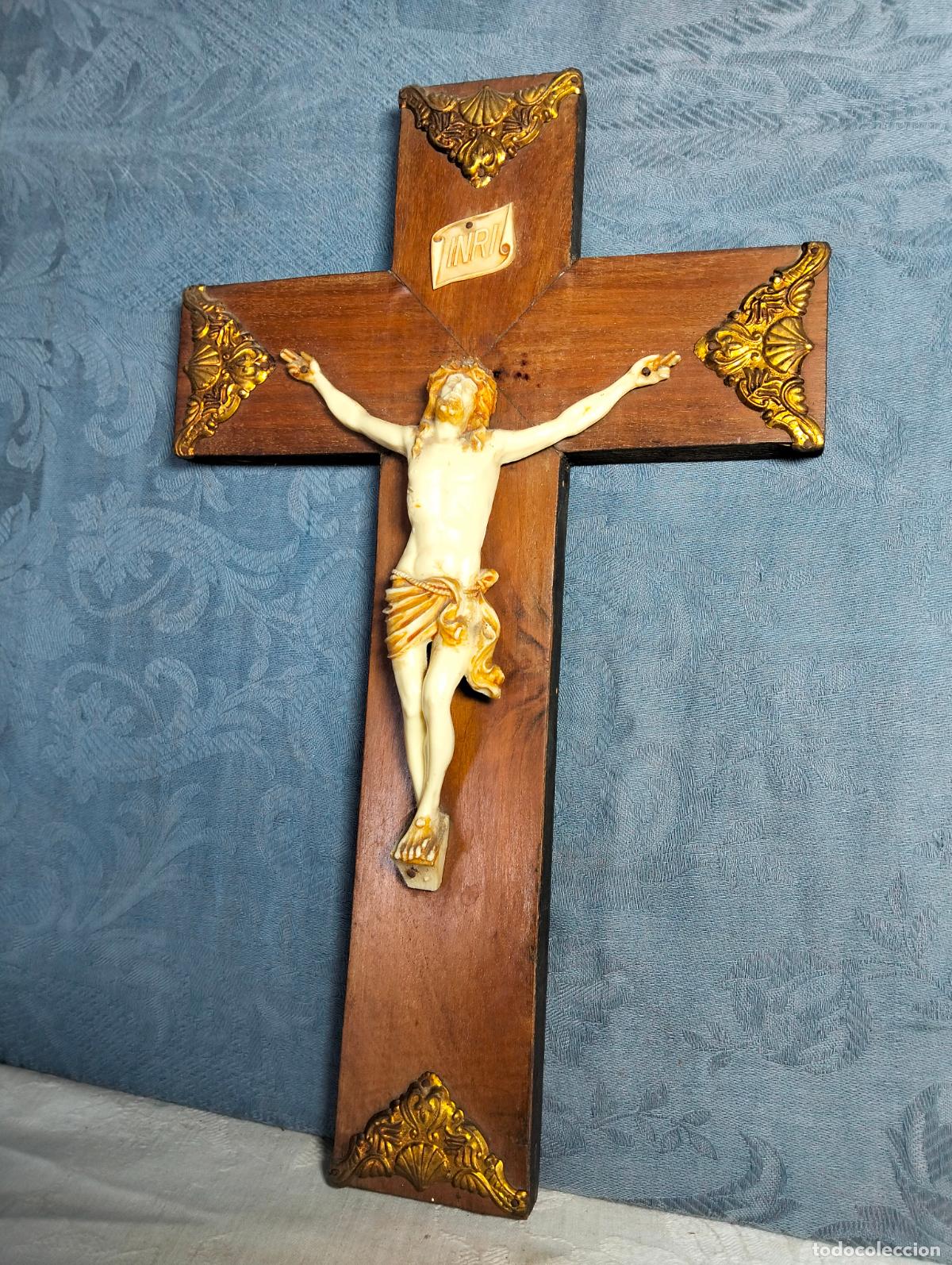 Antiques: Cruz, crucifijo cabezal antiguo de Jes&uacute;s crucificado madera metal pl&aacute;stico o pasta Inri a&ntilde;os 50