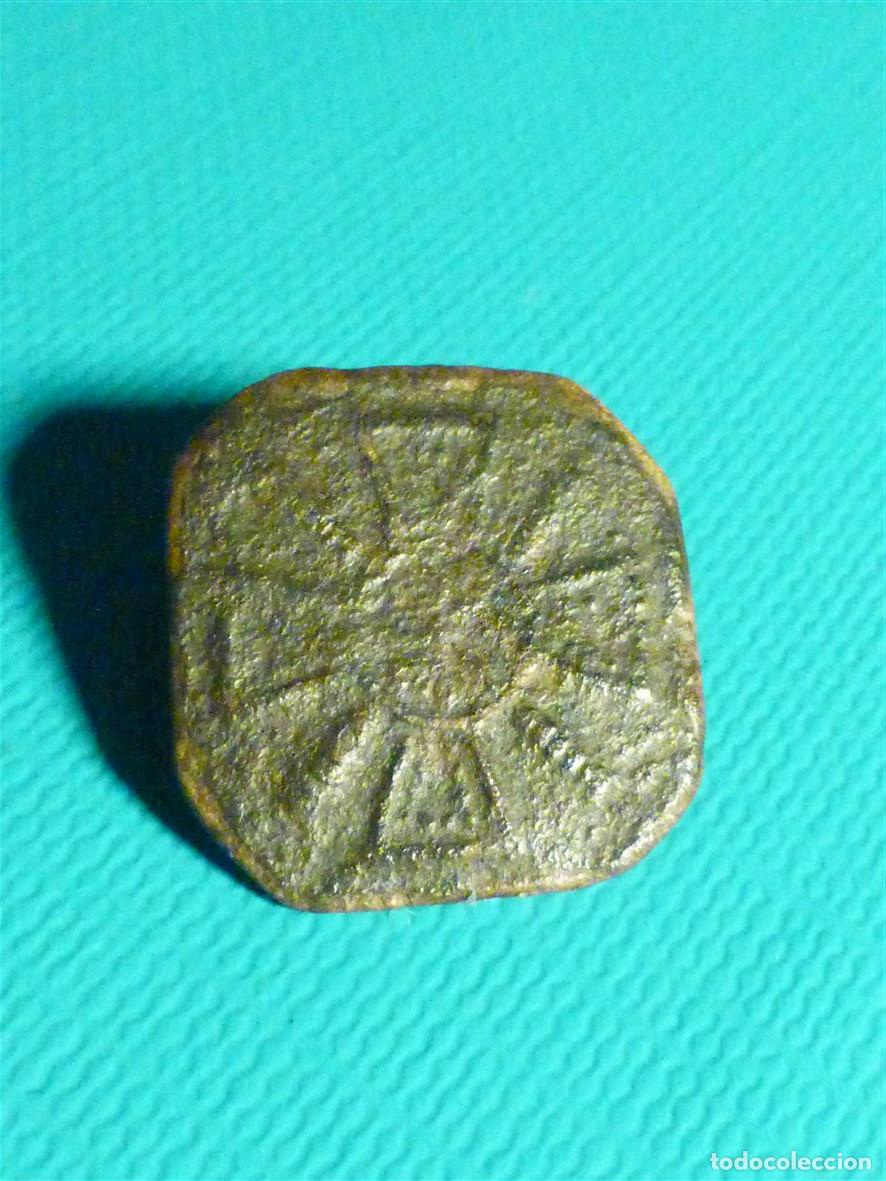 Antiquit&eacute;s: Boton Medieval Civil Met&aacute;lico, Cobre/Bronce - 14 mm. - Aspecto Religioso - Cruz - Marcas en reverso