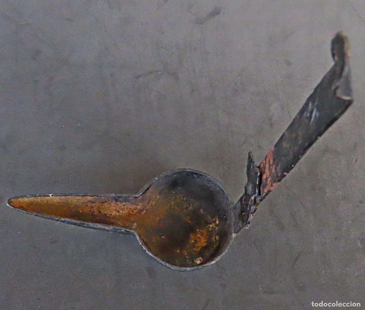 Oggetti Antichi: Antigua l&aacute;mpara o candil de aceite, de hierro