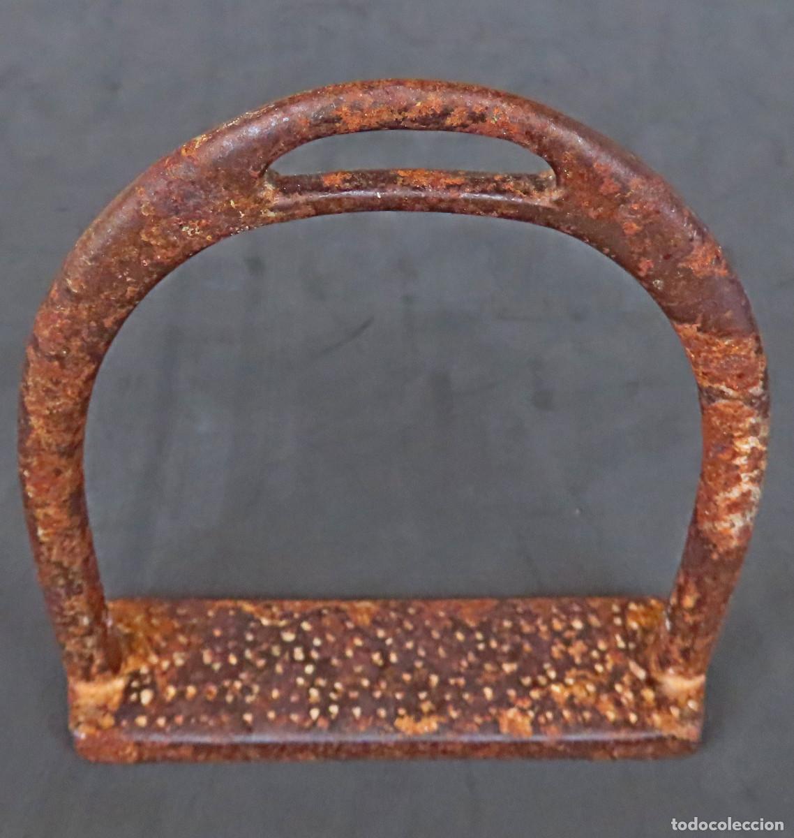 Oggetti Antichi: Antiguo estribo de hierro forjado