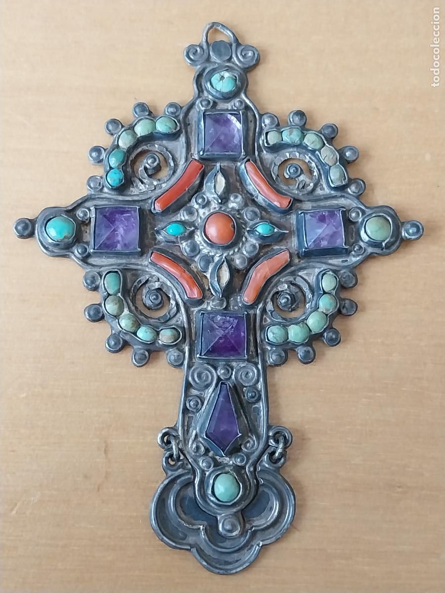 Antig&uuml;edades: MEDALLA CON PEDRERIA METAL OSCURECIDO 8.8X6.5CMS