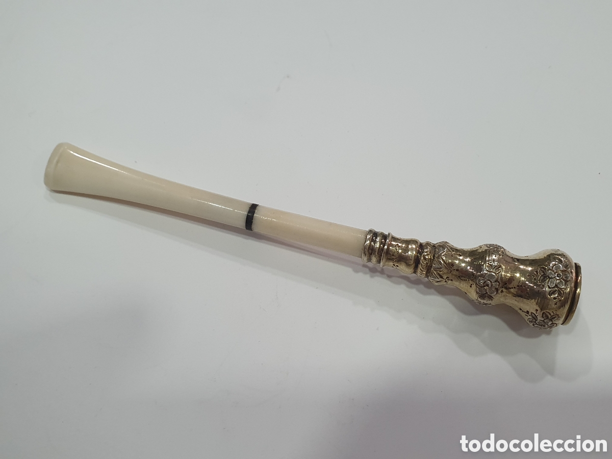 Antiguidades: Boquilla o pipa en plata de ley dorada y resina. (L61)