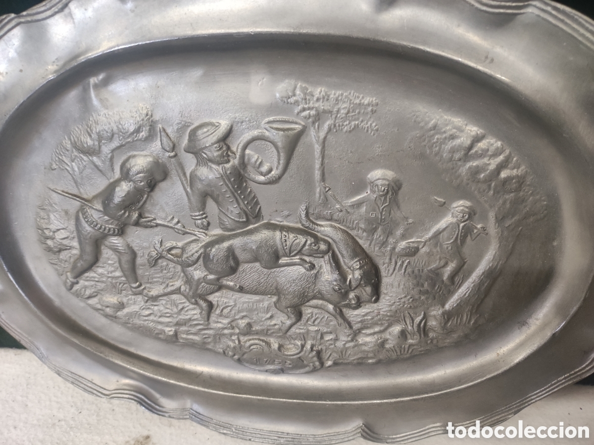 Antig&uuml;edades: Bandeja de esta&ntilde;o repujada - Foto 2