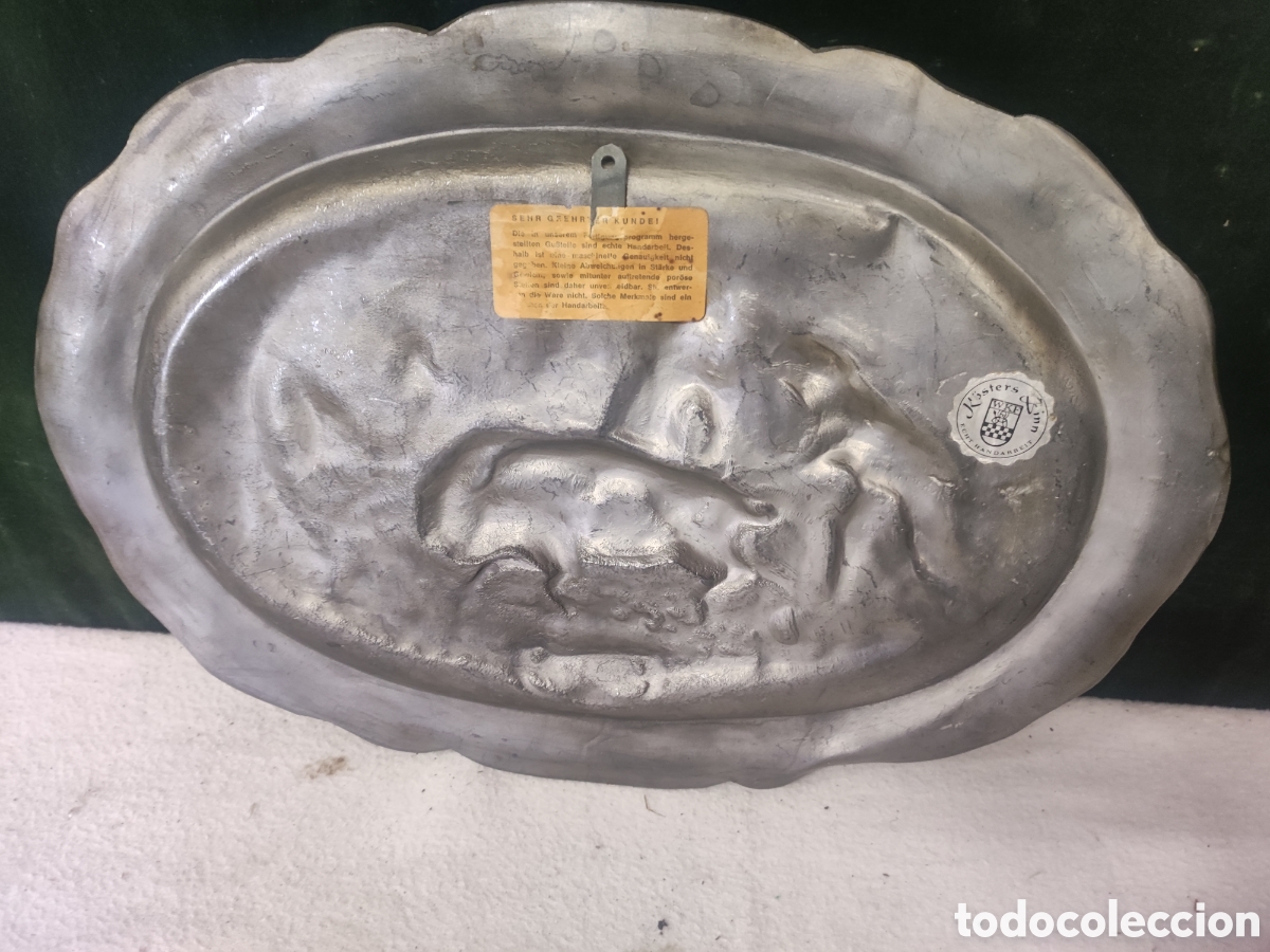 Antig&uuml;edades: Bandeja de esta&ntilde;o repujada - Foto 3