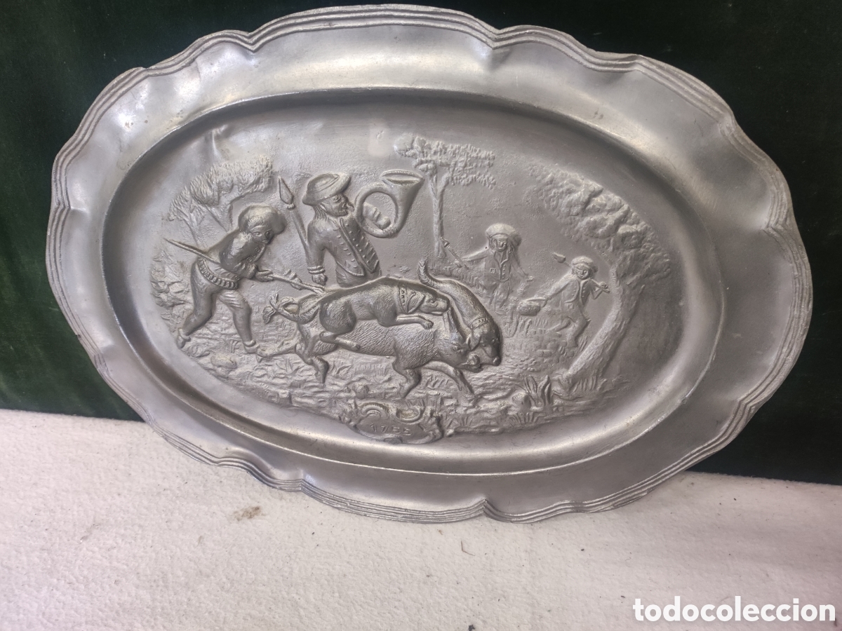 Antig&uuml;edades: Bandeja de esta&ntilde;o repujada - Foto 1