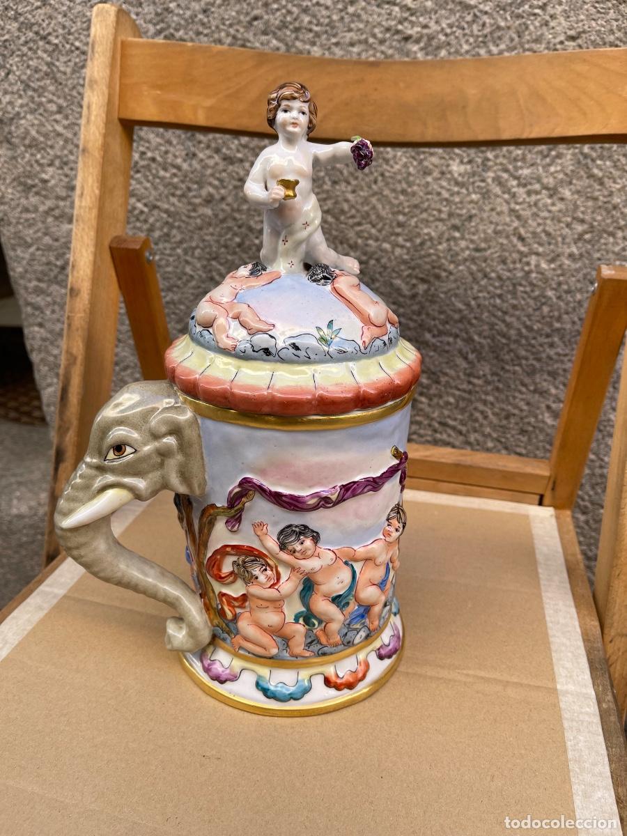 Antiques: JARRA DE PORCELANA ASA ELEFANTE Y QUERUBINES.FIRMADA CON LO QUE PARECE UNA V.POSIBLE CAPODIMONTE