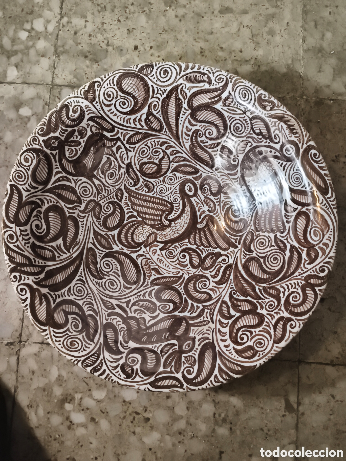 Antig&uuml;edades: Talavera soberbio y enorme plato de cer&aacute;mica pintado a mano La Menora en perfecto estado