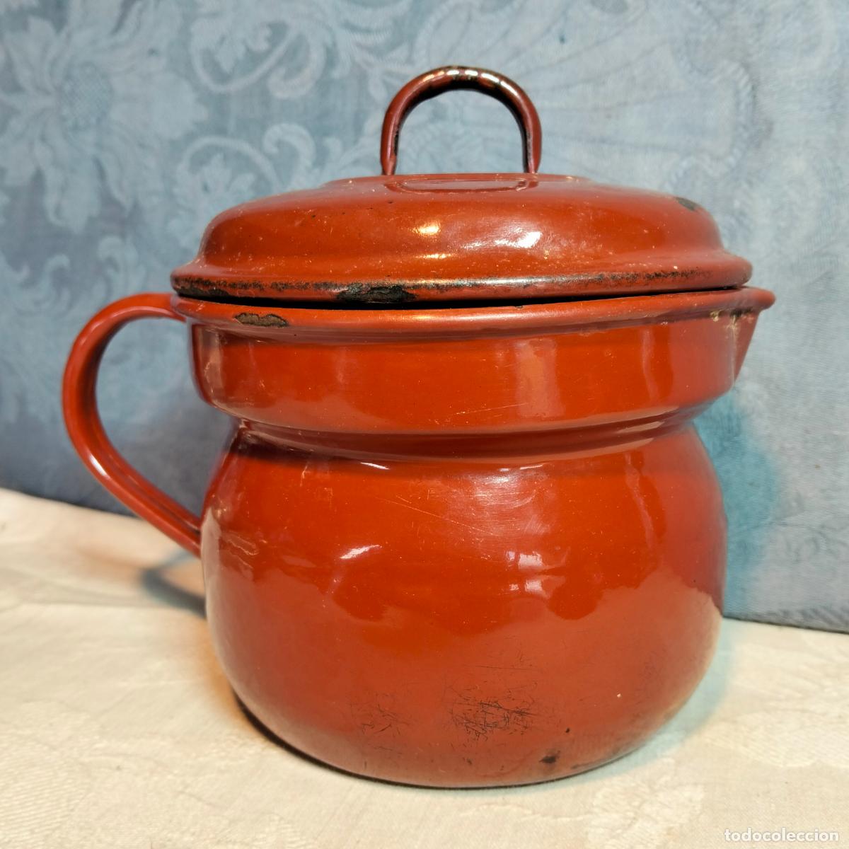 Antig&uuml;edades: Olla cazo pote hierve leche de metal esmaltado marr&oacute;n cafetera antigua vintage con tapa a&ntilde;os 50