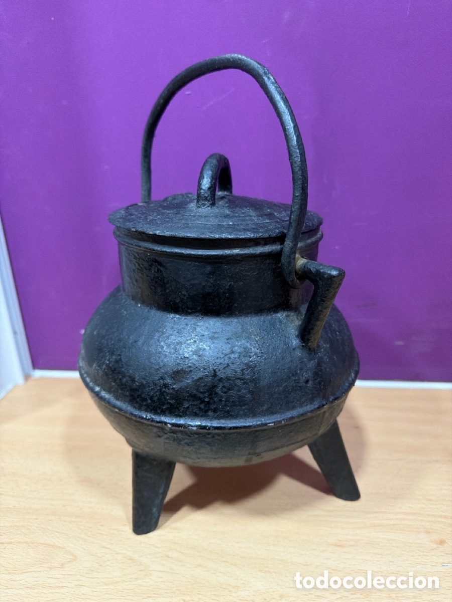 Antiquit&auml;ten: Caldero antiguo de hierro fundido con patas