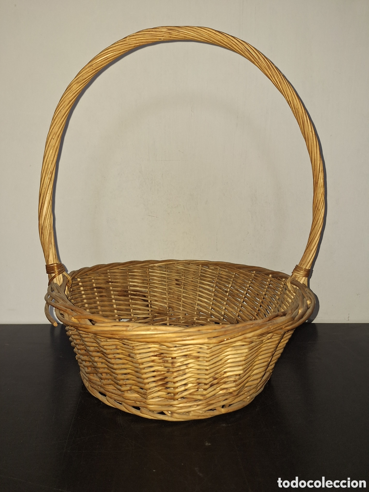 Antiguidades: Cesta de mimbre redonda baja