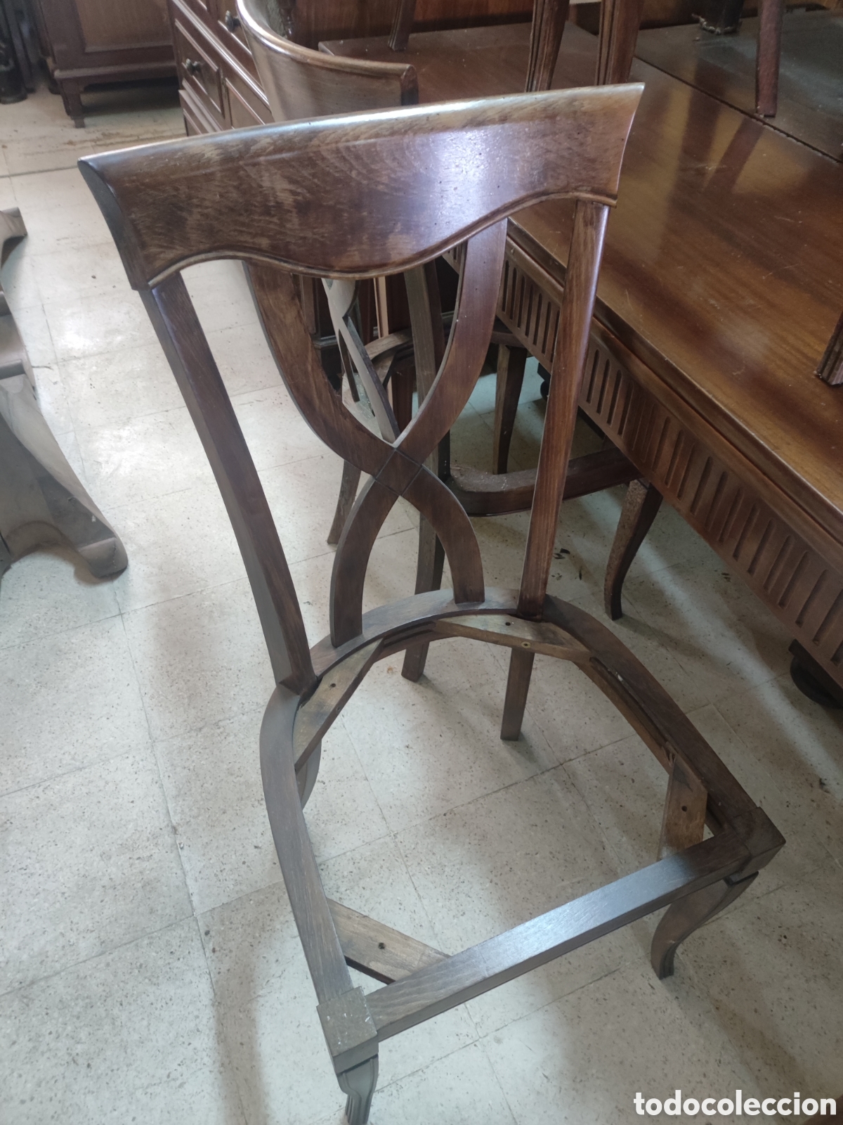 Antig&uuml;edades: Cuatro sillas sin tapicer&iacute;a - Foto 3