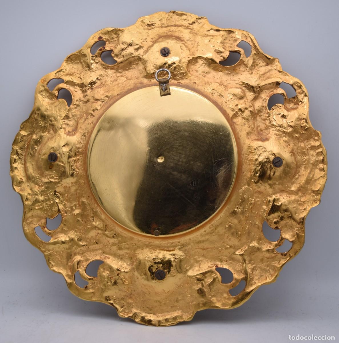 Antig&uuml;edades: Decoraci&oacute;n de pared plato de bronce con esmalte central - Foto 7