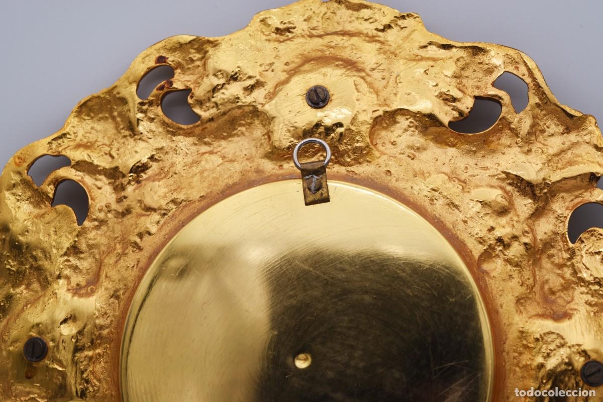 Antig&uuml;edades: Decoraci&oacute;n de pared plato de bronce con esmalte central - Foto 8