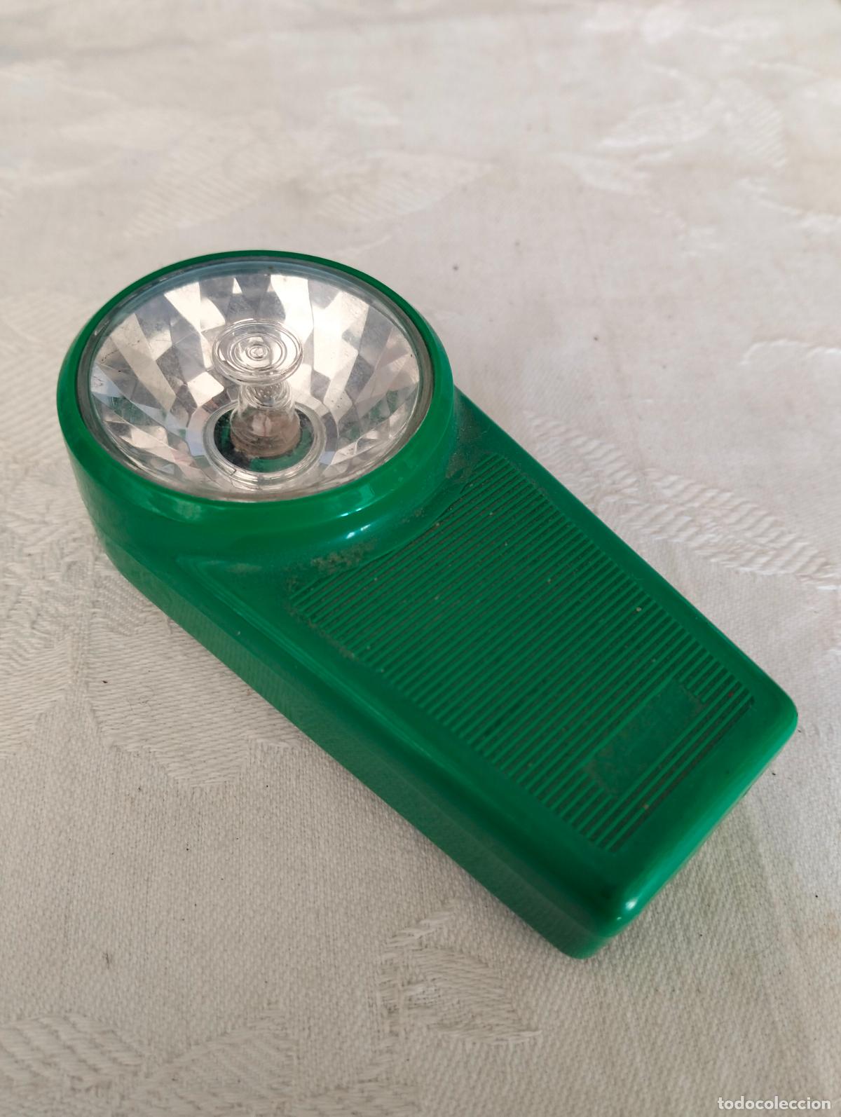 Antig&uuml;edades: Linterna a pilas de mano port&aacute;til color verde luz vintage a&ntilde;os 70-80