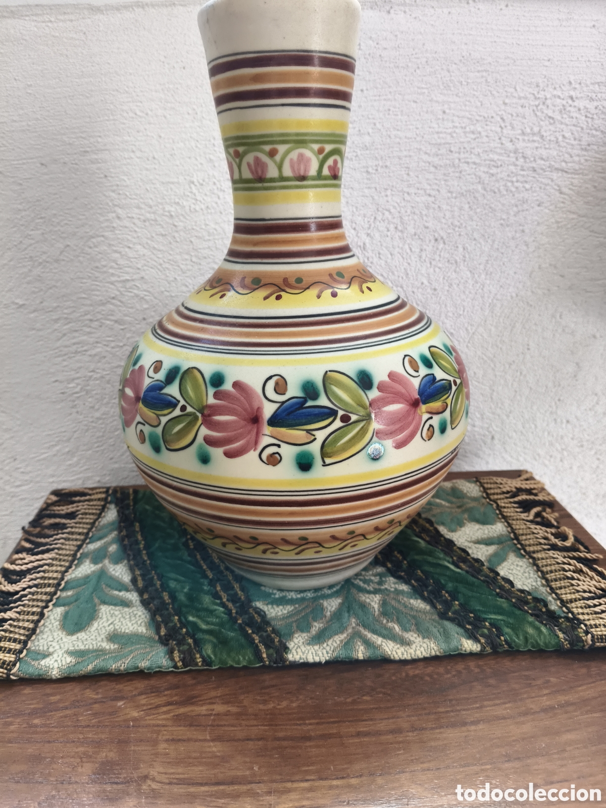 Antiques: Gran Jarron florero de cer&aacute;mica pintada a mano bellos colores firma en base Aur 1 Talavevera ?