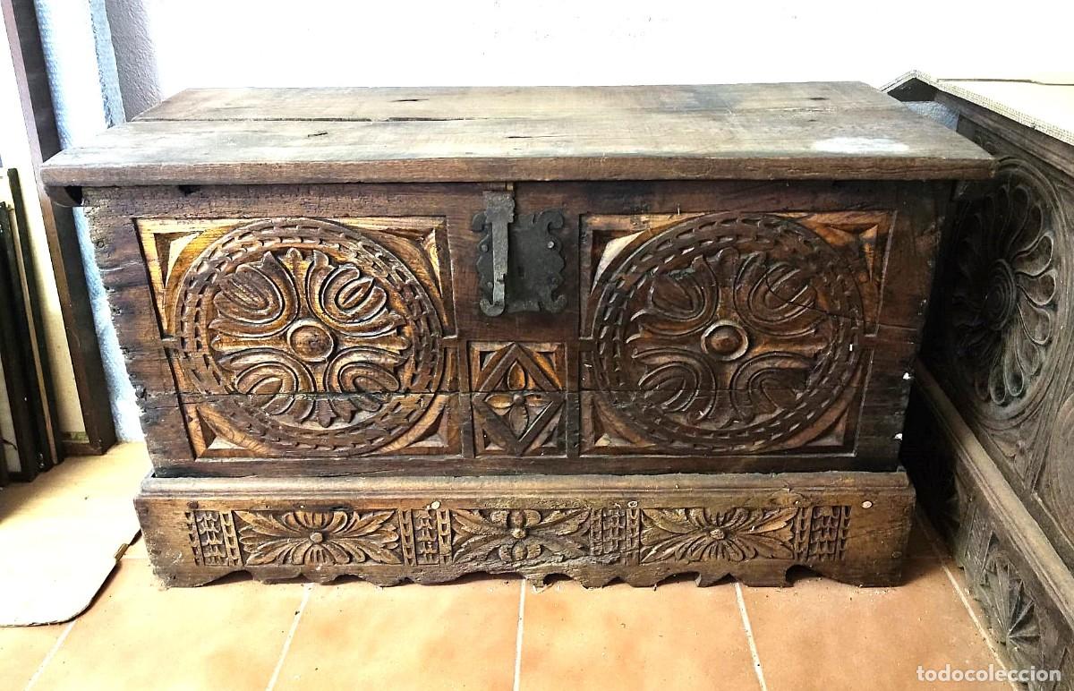 Antig&uuml;edades: Antiguo arc&oacute;n de madera tallada con elementos ornamentales