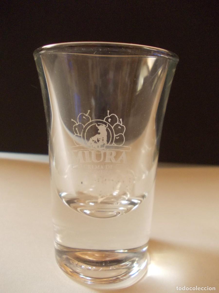 Antiques: Vaso de chupito Miura Crema de Guindas cristal grabado a&ntilde;os 2000 licor vintage cristaler&iacute;a promoci&oacute;n