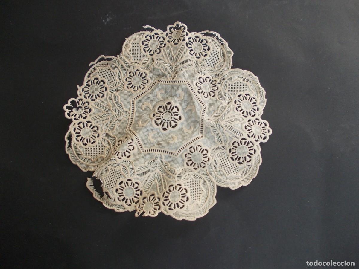 Antig&uuml;edades: Tapete encaje redondo plastico vintage mantelito calado artesan&iacute;a textil antiguo