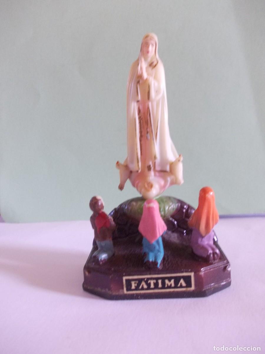 Antig&uuml;edades: Figura Virgen de F&aacute;tima con pastorcitos escultura devocional antigua resina Portugal religiosa