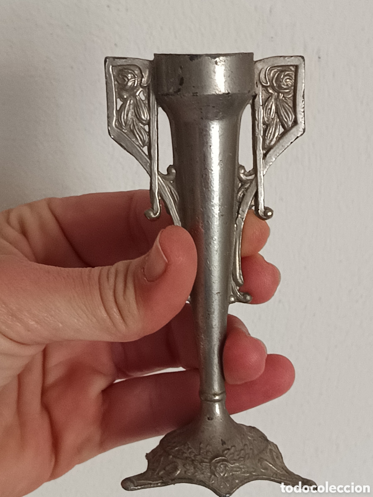 Antig&uuml;edades: &Aacute;nfora de peltre para capilla antigua