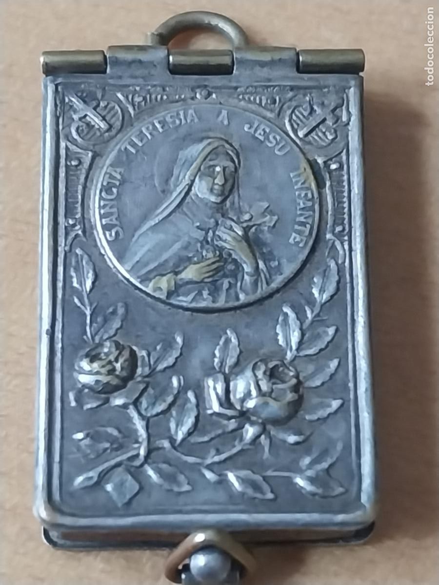 Antig&uuml;edades: SANTA TERESA DE JESUS INFANTE COLGANTE MEDALLA LIBRO POSTAL 2.76C1.76CMS FRANCES