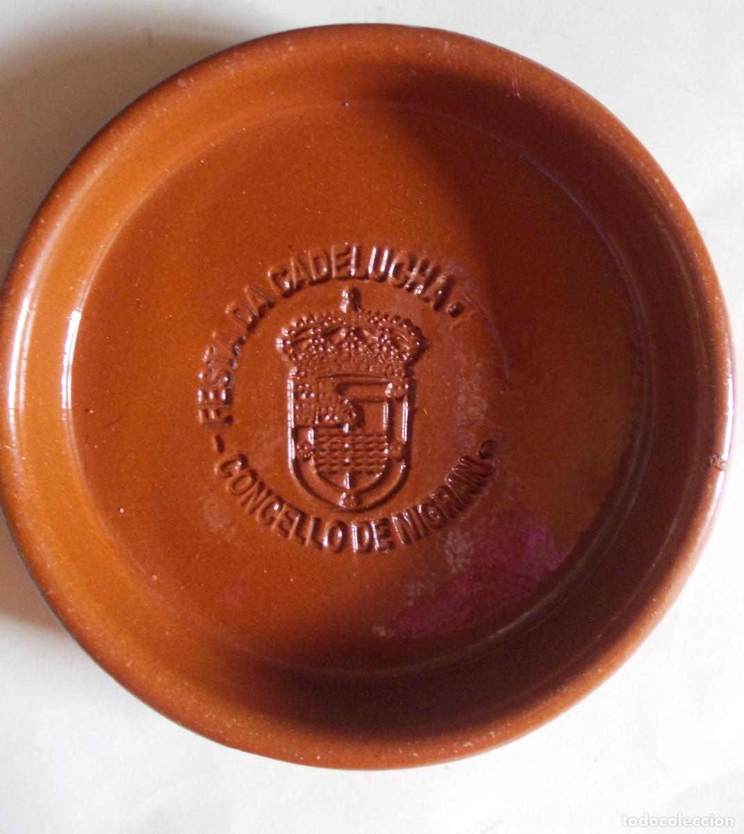 Antig&uuml;edades: Plato cer&aacute;mica Festa da Cadelucha Concello de Nigr&aacute;n sello relieve Galicia pieza tradicional vintage