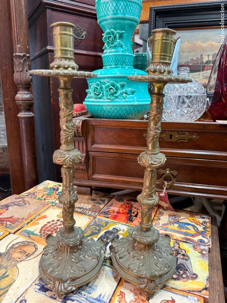 Antig&uuml;edades: ANTIGUA PAREJA DE CANDELEROS DE BRONCE - MEDIDA 40,5 CM