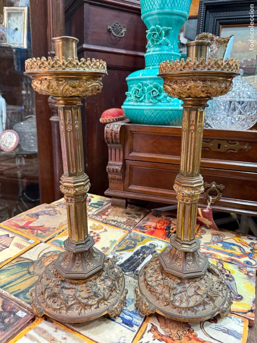 Antig&uuml;edades: ANTIGUA PAREJA DE CANDELEROS DE BRONCE - MEDIDA 39 CM