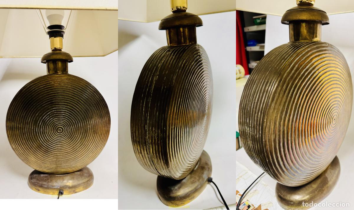 Antig&uuml;edades: LAMPARA METALICA DE SOBREMESA. Cuerpo 40 cm Pantalla 50 cm Altura 80 cm